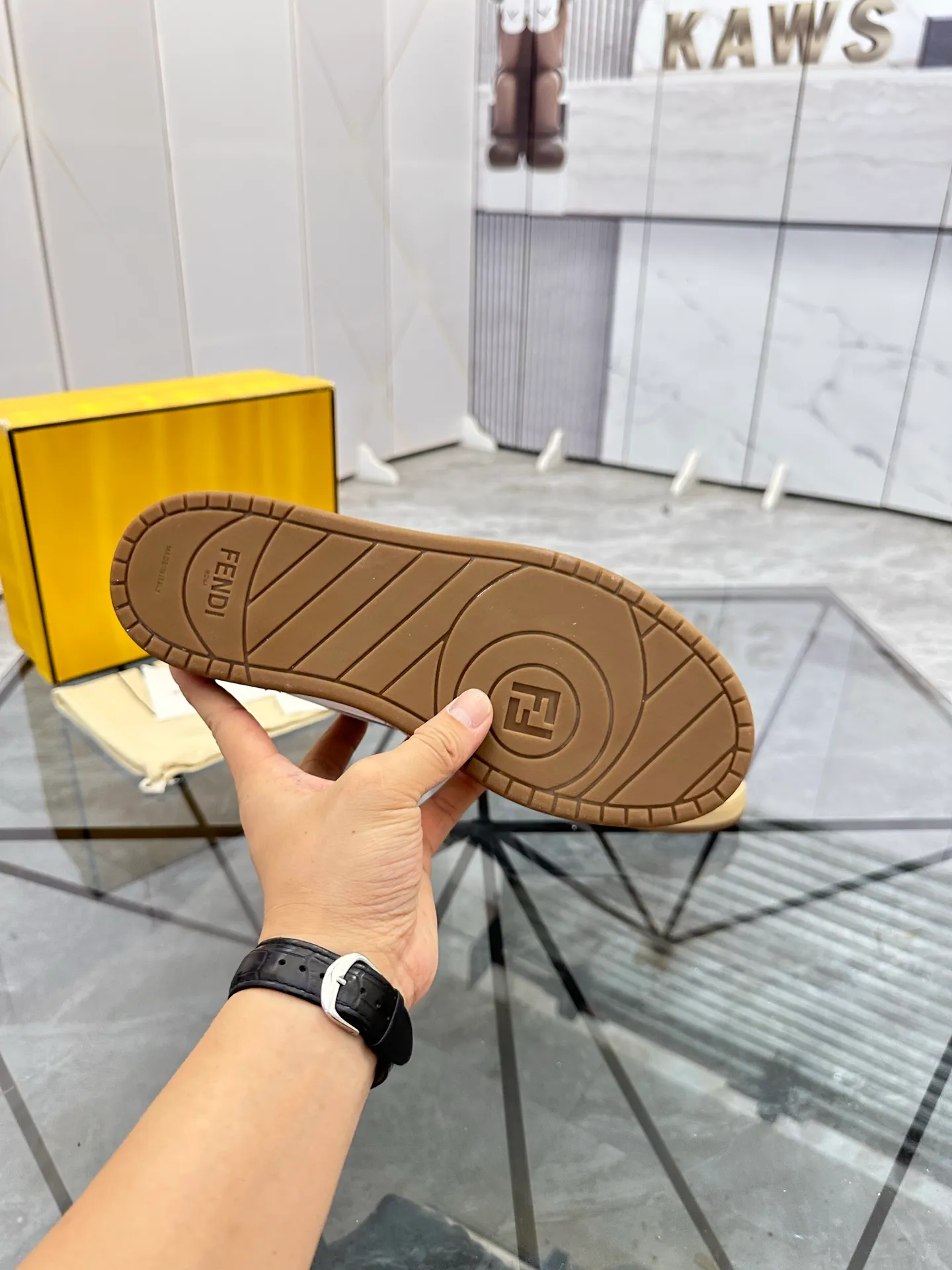 Selling men's shoes 💰: 💰P620¥ Top quality Product trademark: Fendi* "Fendi*" low-top casual shoes Regular size: 35-44 (can be customized to 38.45.46) Product material: imported first-layer nubuck leather upper, breathable lining, original outsole. No.:H208